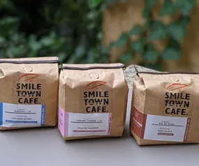 [ PRIME ] SMILE TOWN CAFE - Kit Café Especial Torrado em Grãos - Torra Média | 3 Pacotes de 250g Acima de 83 Pontos - Torra Fresca