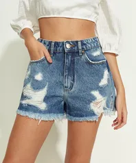 Short Jeans Feminino Mom Cintura Super Alta Marmorizado Destroyed com Barra Desfiada Azul Médio