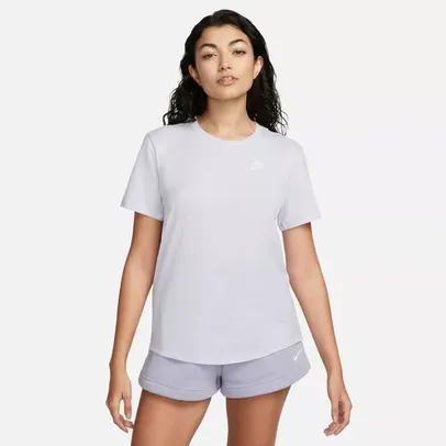 Camiseta Nike Sportswear Club Essentials Feminina