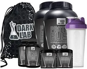 Combo 2x Protein Fuse 900g Choc/Bau + 2x Bcaa 60 Caps + 2x Creatina 100g + Coqueteleira + Bag Dark Lab | R$ 159