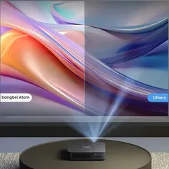 [Do Brasil] Dangbei Atom projetor a laser Google TV 1200 lúmens ISO 1080P Portátil ALPD® Dolby Audio Alto-falante embutido duplo de 5W Foco automático