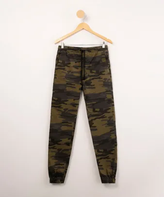 calça jogger de sarja com estampa camuflada verde militar