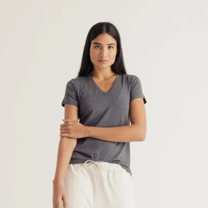 [BUG] Camiseta Feminina Tech Insider gola V Grafite