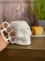 Caneca 3D Soco Inglês "Caveira" Branca | R$14