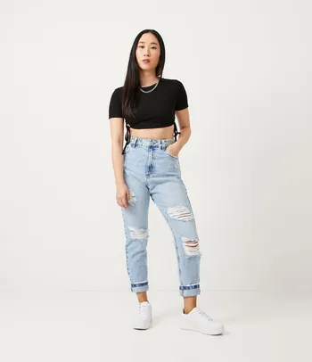 Calça Mom em Jeans com Rasgos e Cadarço com Lettering Azul