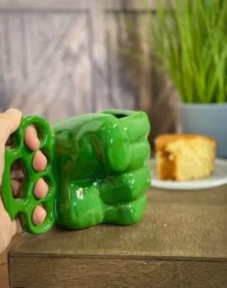Caneca 3D Soco Inglês "Mão Hulk" | R$21