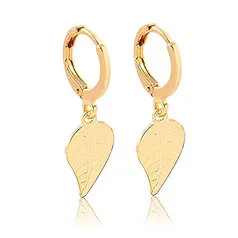 Brinco de argola fechada com pingente pequeno de folha folheado em ouro 18k | R$32