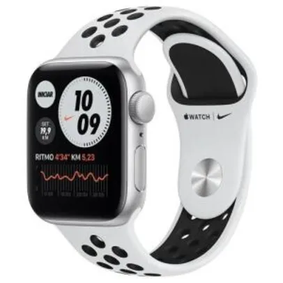Apple Watch SE GPS, 40mm Pulseira Esportiva Nike Platina/Preta | R$2696
