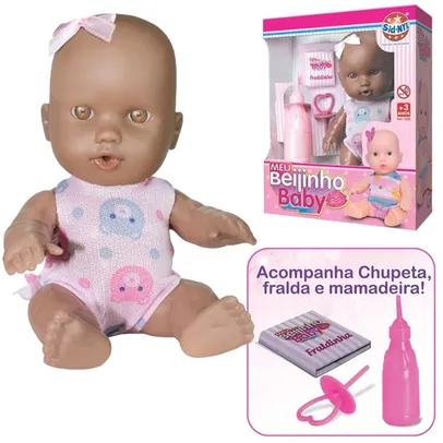 Boneca Meu Beijinho com chupeta + Mamadeira e Fralda na caixa Sid-Nyl Baby Negra